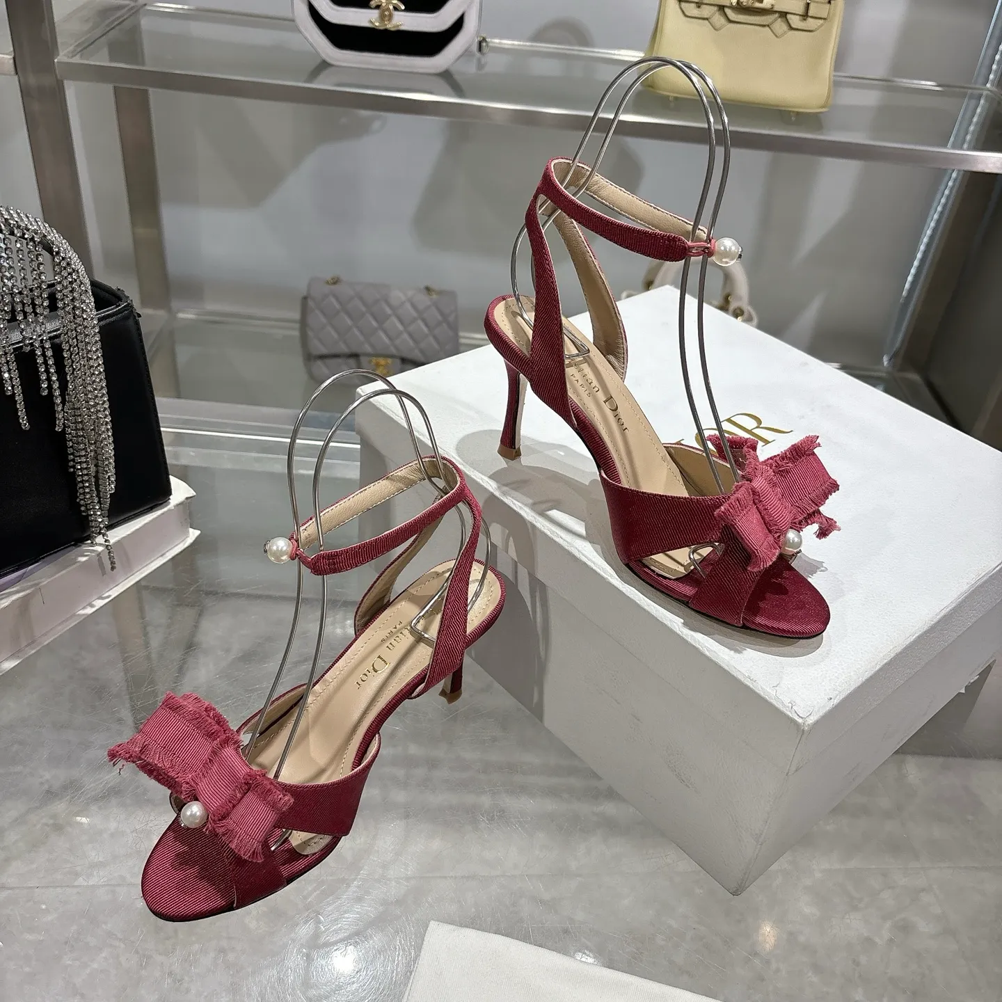 👟👟Ex-factory price 520👟👟 🎆Fringed webbing women's shoes Dior Dior 2024 spring and summer catwalk new Adiorble women's shoes CD star's same fashion tassel bow square head pearl letter logo hardware buckle high-heeled hollow sandals The top high-end version on the market Upper: original customized tassel grosgrain Lining: sheepskin lining foot pad Outsole: Italian leather outsole Heel height: 8.5cm Size: 34-41 (34.40.41. Customization is non-refundable)